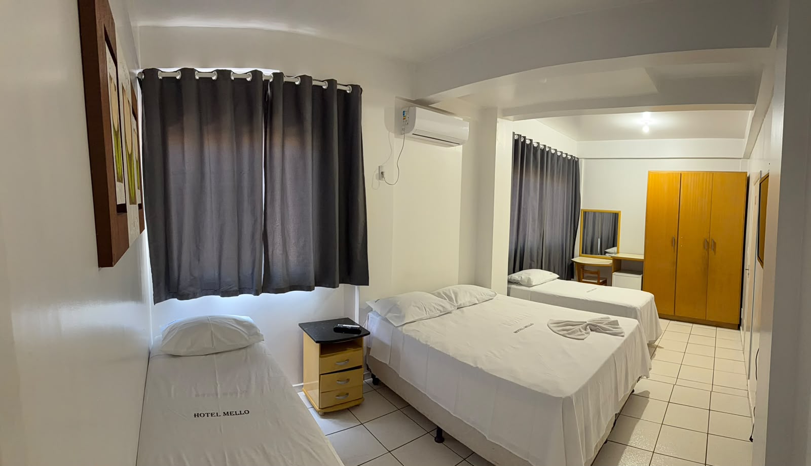 Quarto do Hotel Mello preparado, com cortinas e camas com enxoval Hotel Mello