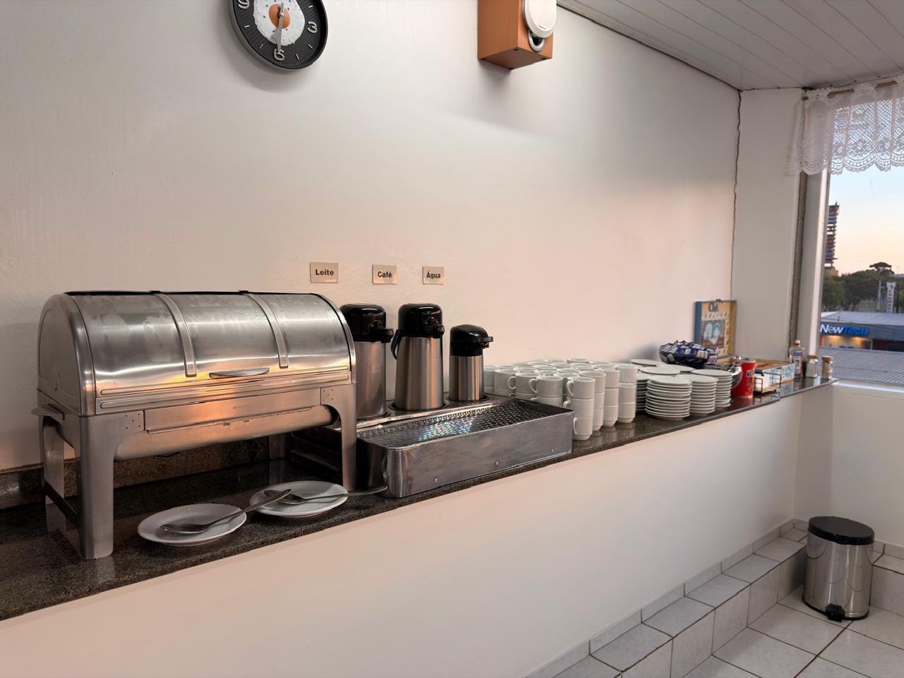 Bancada do café da manhã com garrafas de leite, café e água